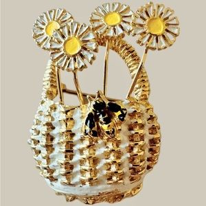 Vintage gold tone basket of daisies with cute bee brooch pin. Very cheerful!!